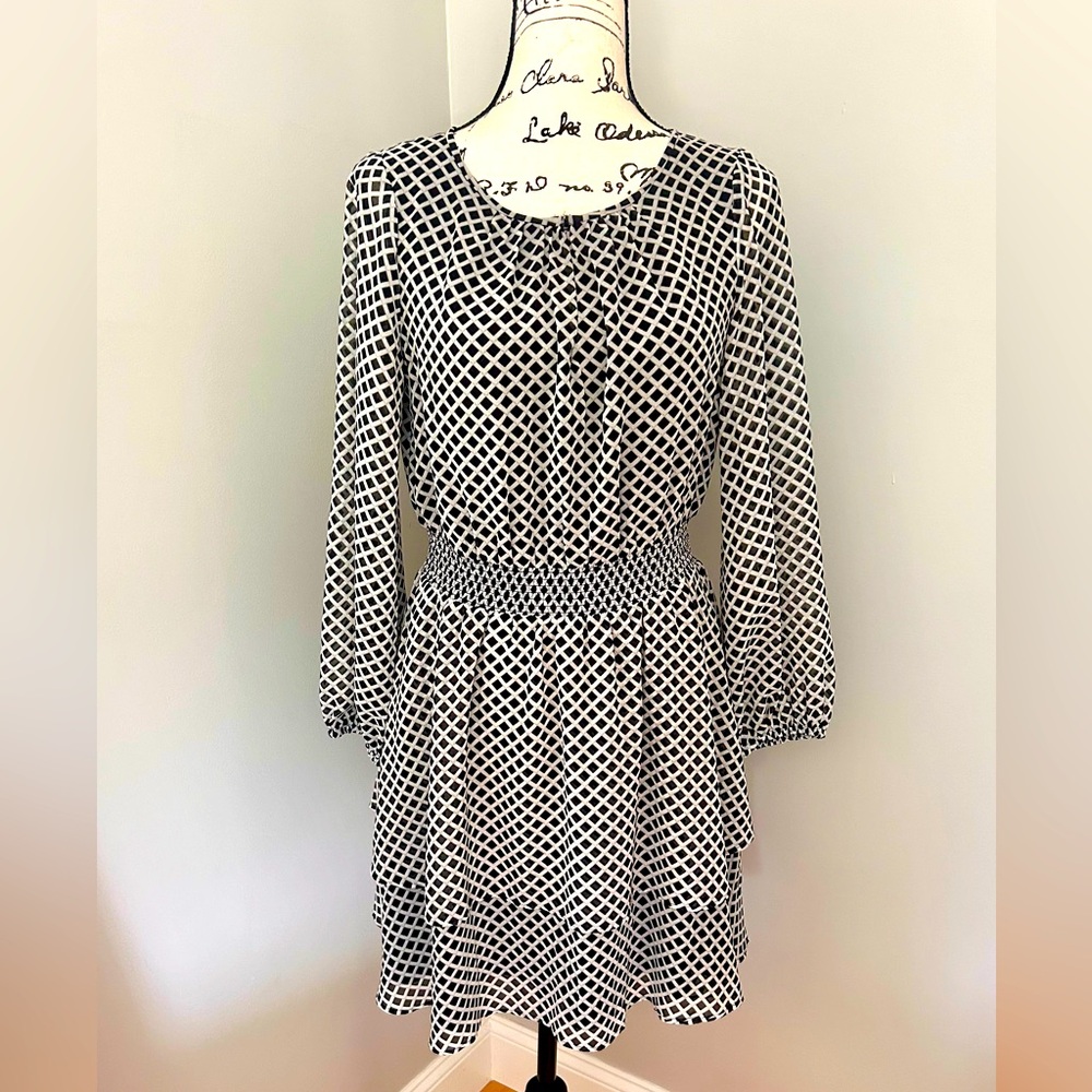 Feminine and fun black and white Patterned Dress by Ann Taylor Size 6